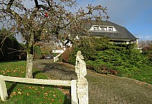 Freistehendes Landhaus umgeben von Garten mit solidem Nebengebäude (ca 68m²) , 2 Einfahrten auf 1.880M² Grundstück in Bauzone mit unverbaubarem Ausblick.